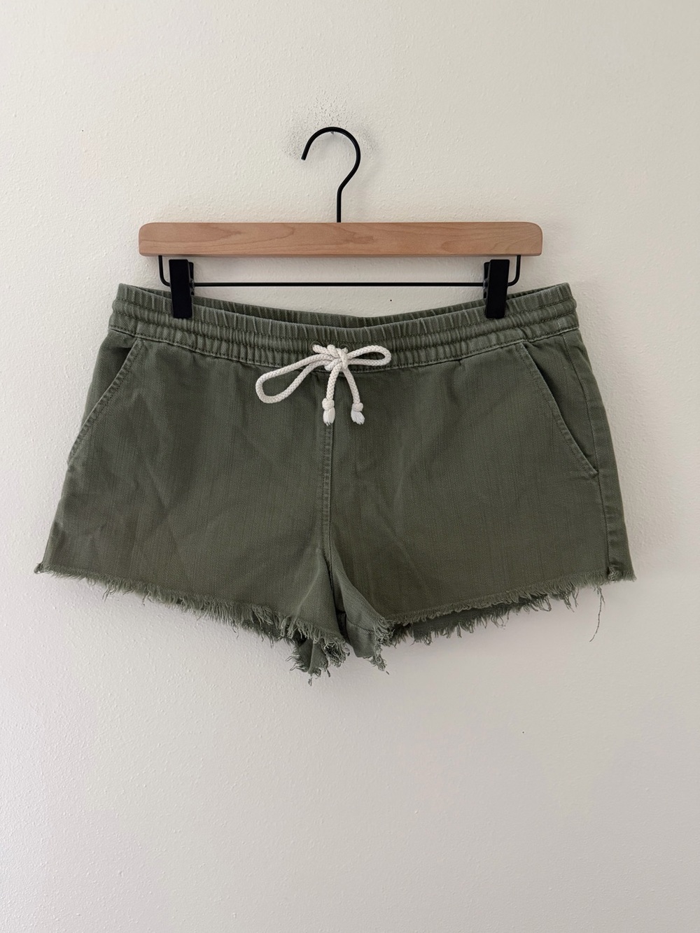 Aerie High Rise Cutoff Olive Green Frayed Hem pull on shorts size medium